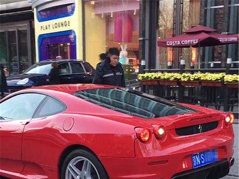 360万法拉利现北京，4秒破百，保养一次3万，车主还是小姐姐