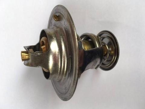 冬天汽车水温上不去，油耗还增高，别着急故障多半在这里