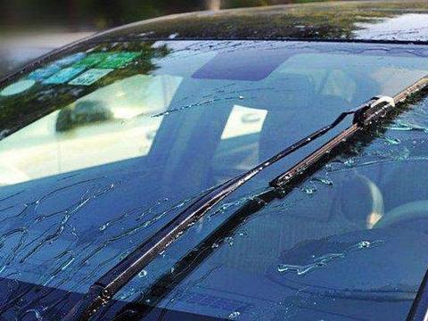 汽车玻璃水被冻住后要怎么做？维修师：莫要一直拨开关，看下吧！