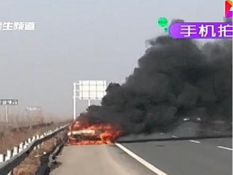 新车保养完回家过年，半路突然着火