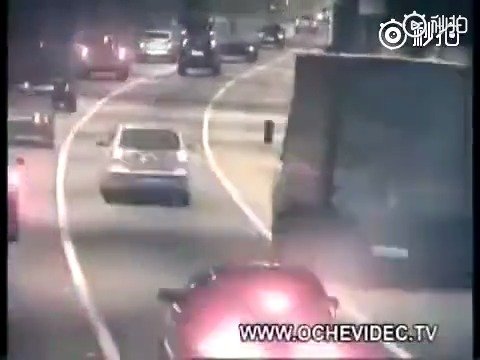 这是从哪窜出来的另外一辆卡车？