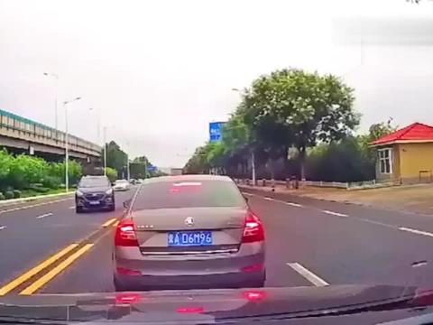 当电动车碰上女司机，一个不看路一个不刹车，没出事算命大