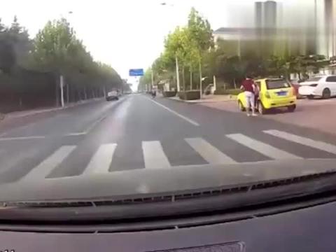 大妈骑电动车横穿马路，司机极限操作避让，却还是被刮到了