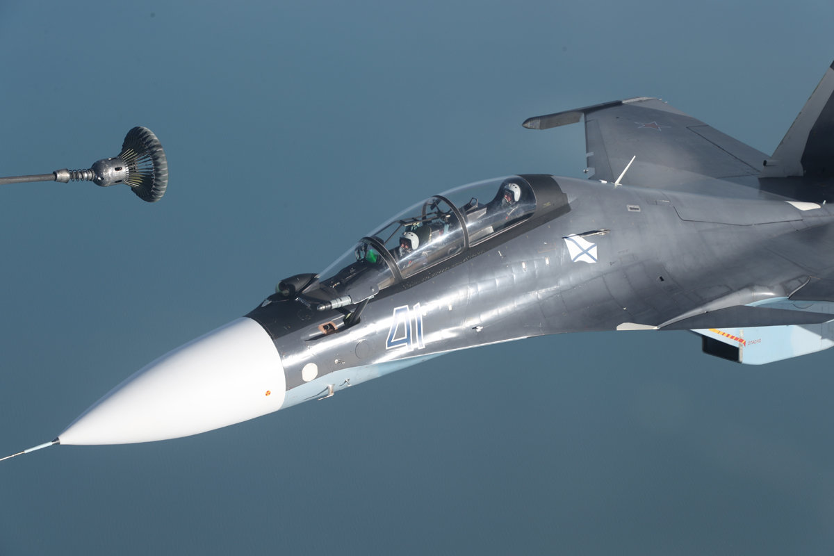 真难得，侧卫新受油管伸出时的舱内细节照，可算有参考了