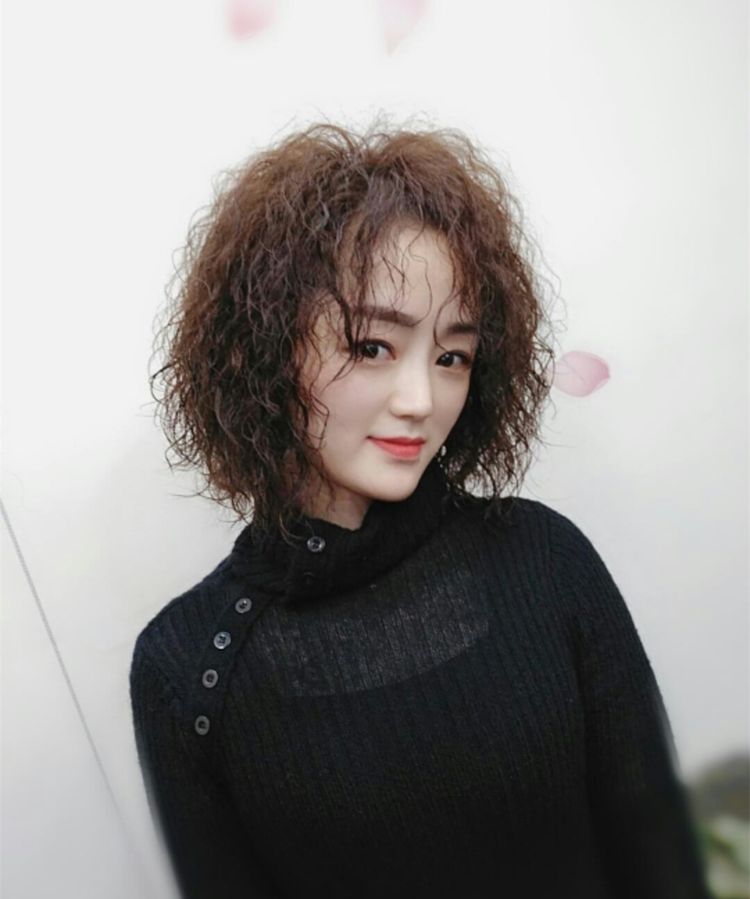 中年女性不可错过的发型"烫小卷",款款时尚