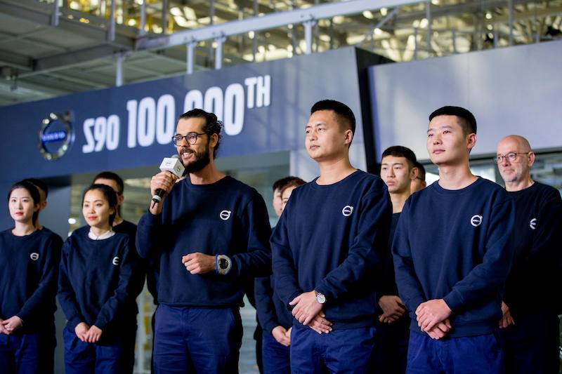 为何第10万辆S90是右舵车?一座石油城的“变形记”