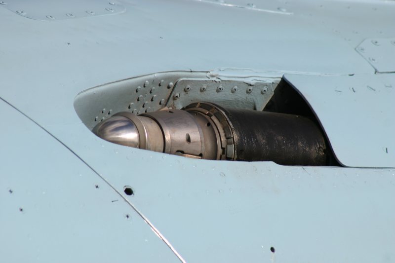 真难得，侧卫新受油管伸出时的舱内细节照，可算有参考了