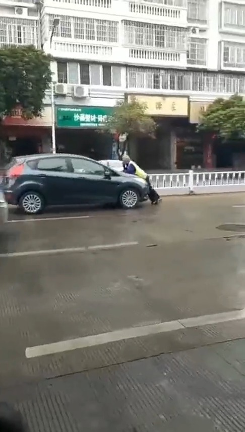 某地一司机因为几元钱的停车费，将收费员顶在车头推行100多米。