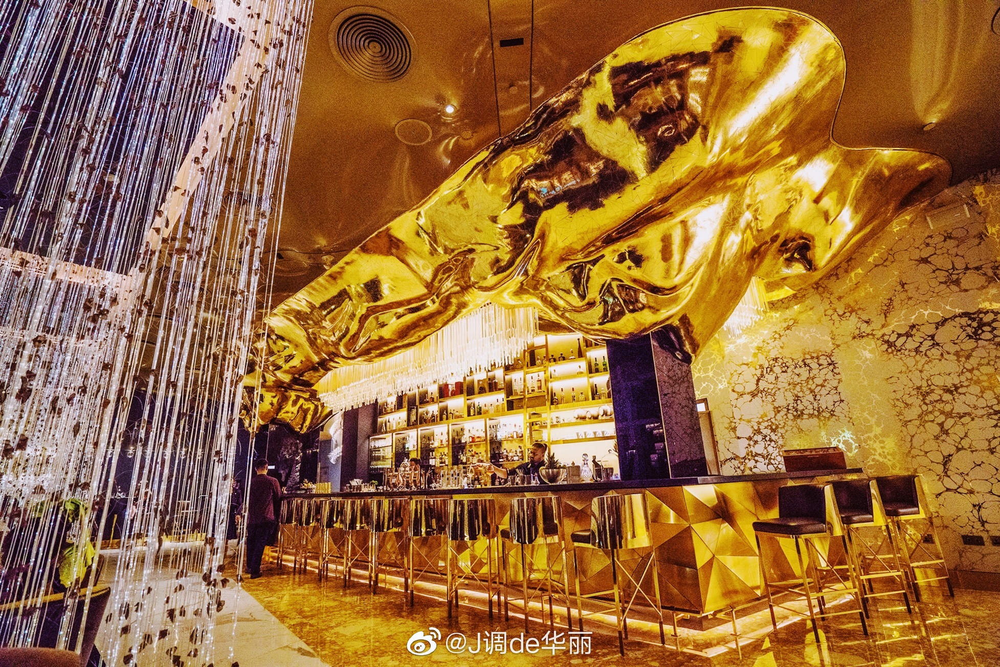 迪拜旅行 | 闪瞎眼睛的纯金酒吧迪拜卓美亚帆船酒店al muntaha餐厅