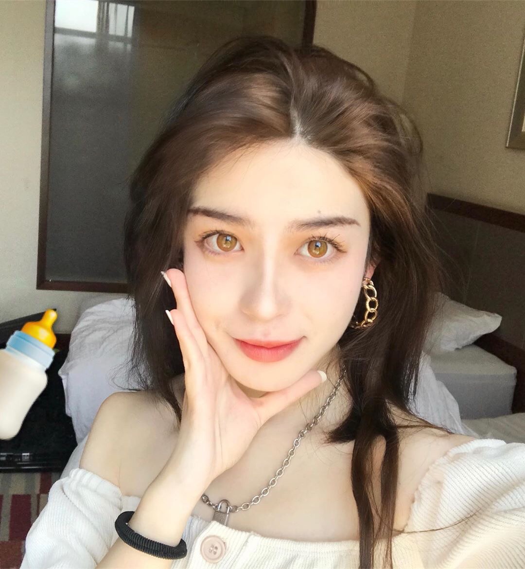 ins:nadia.1207经常在求美少女中看到她,中俄混血女生nadia bean