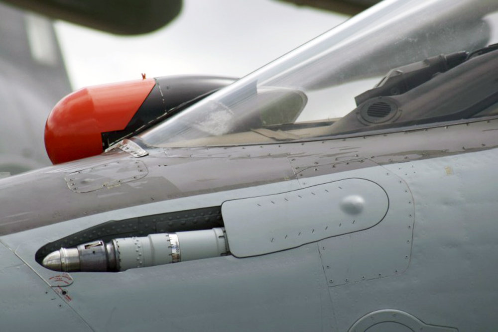 真难得，侧卫新受油管伸出时的舱内细节照，可算有参考了