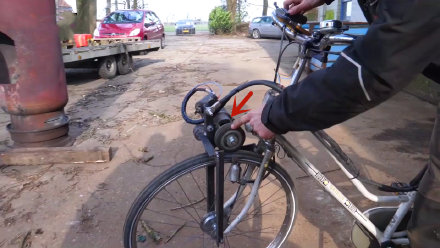 自行车改装成电动车，直接用轮子摩擦驱动，最高时速可达40公里