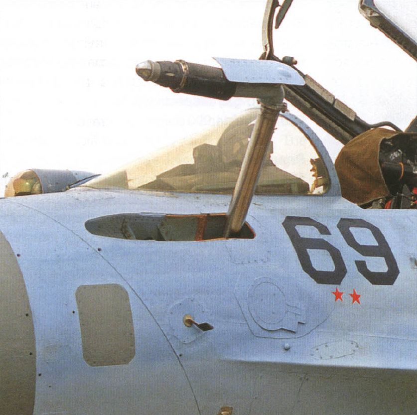 真难得，侧卫新受油管伸出时的舱内细节照，可算有参考了