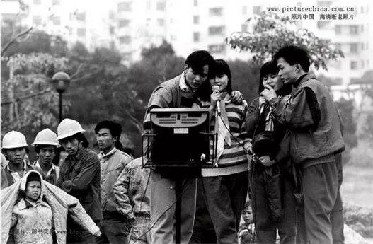 1994年,温州,打手机的乡妹子.萧云集/摄.
