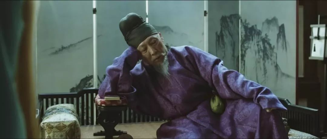 《长安十二时辰》剧照中身着紫袍的何监下图中姚汝能官居四品,身着绯