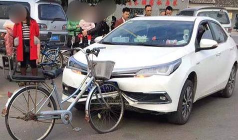 汽车保险杠是保护行人，还是保护司机？一碰就瘪，这款车出名了！