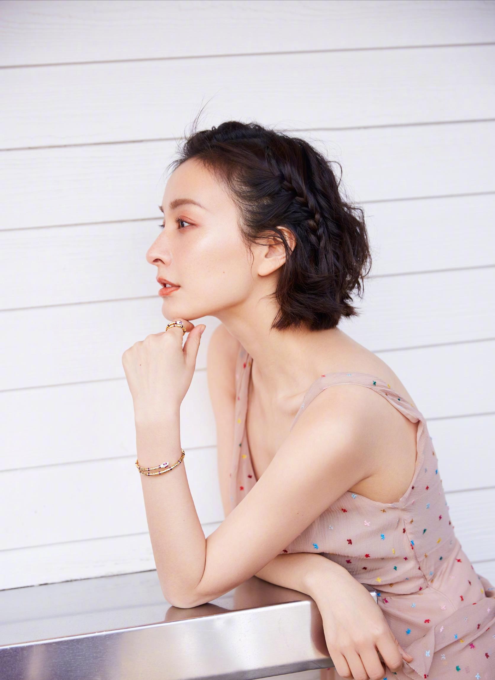 谢娜在主持过程中频频出现失误，为什么吴昕始终坐不上谢娜的位置