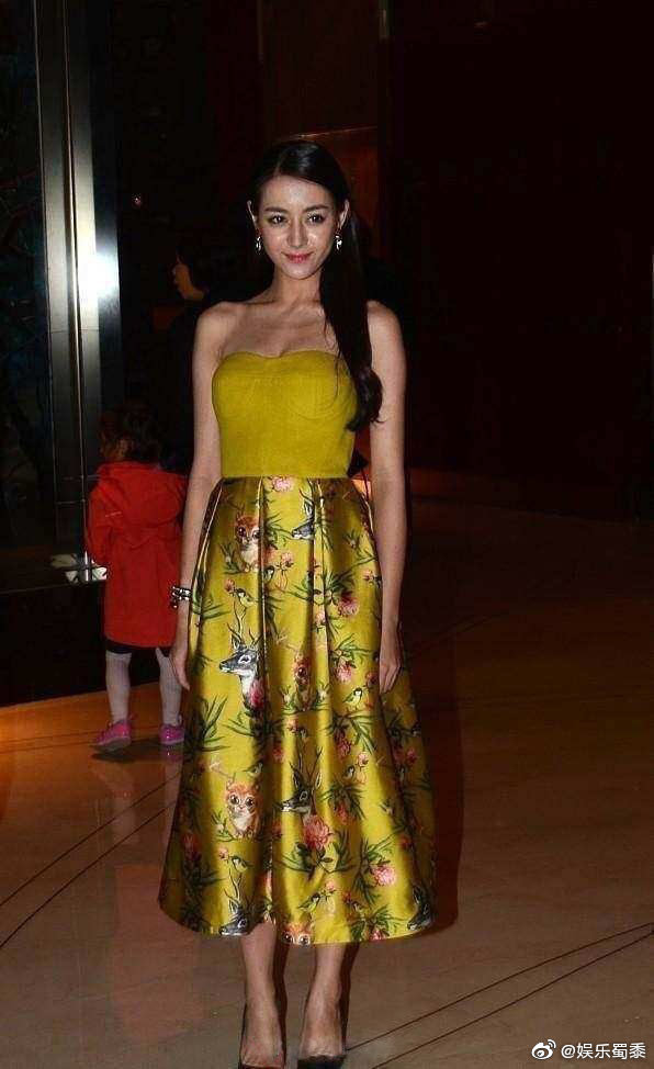 关晓彤与迪丽热巴的未修图对比,差别真大!网友:怪光线不好