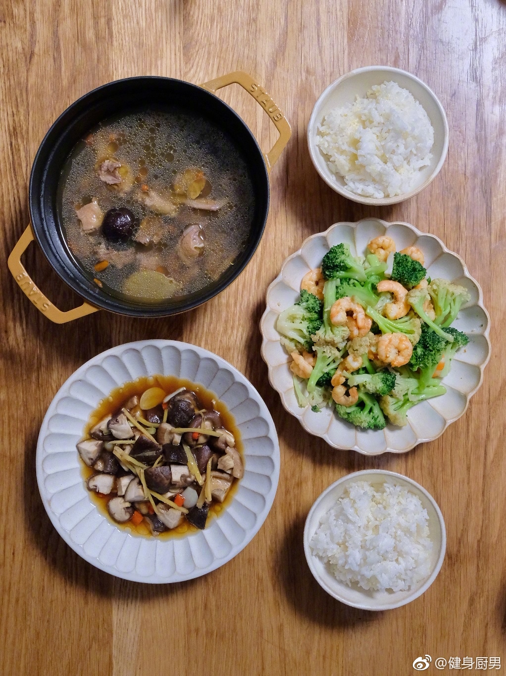 二人食晚餐:米饭、清蒸香菇、虾仁炒双花、鸽