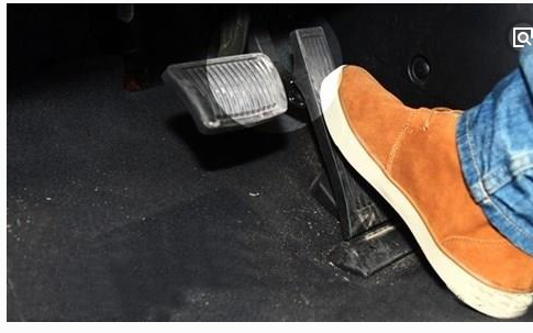 开自动挡车提速就只会踩油门?别再说你会开车, 车都要废了