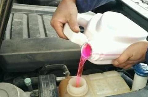 “防冻液”3万公里就要更换一次?修车工:这么换发动机就要大修