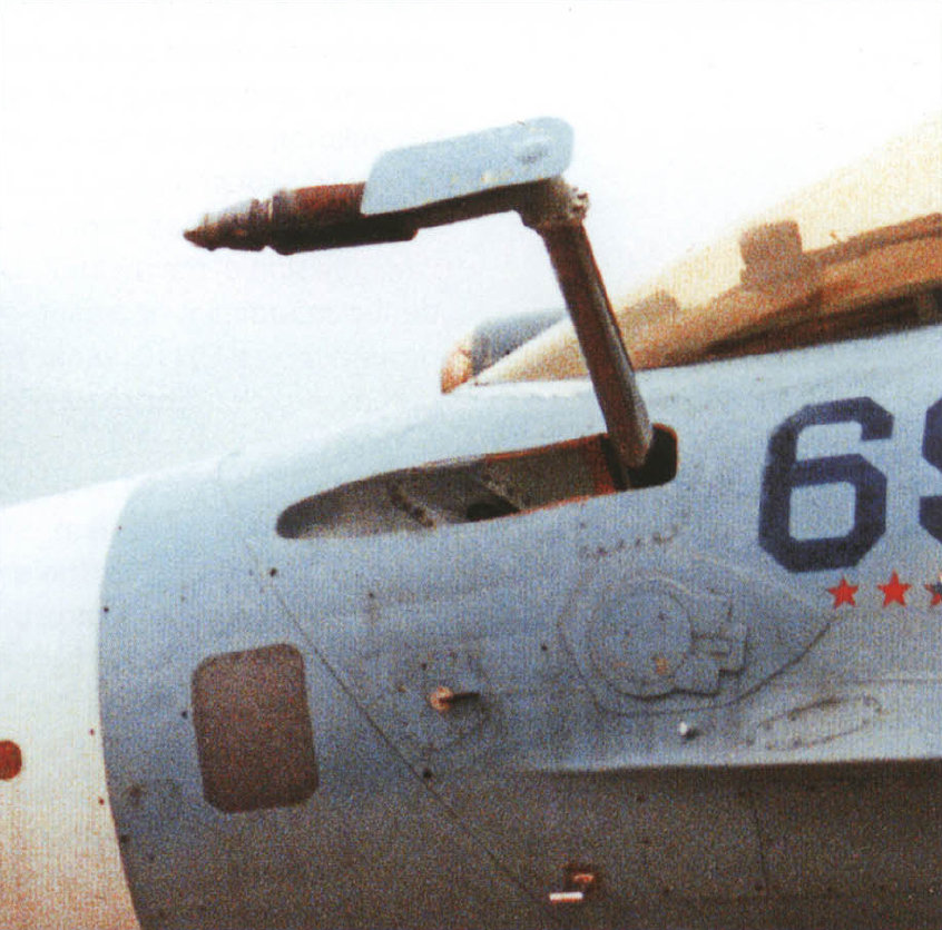 真难得，侧卫新受油管伸出时的舱内细节照，可算有参考了