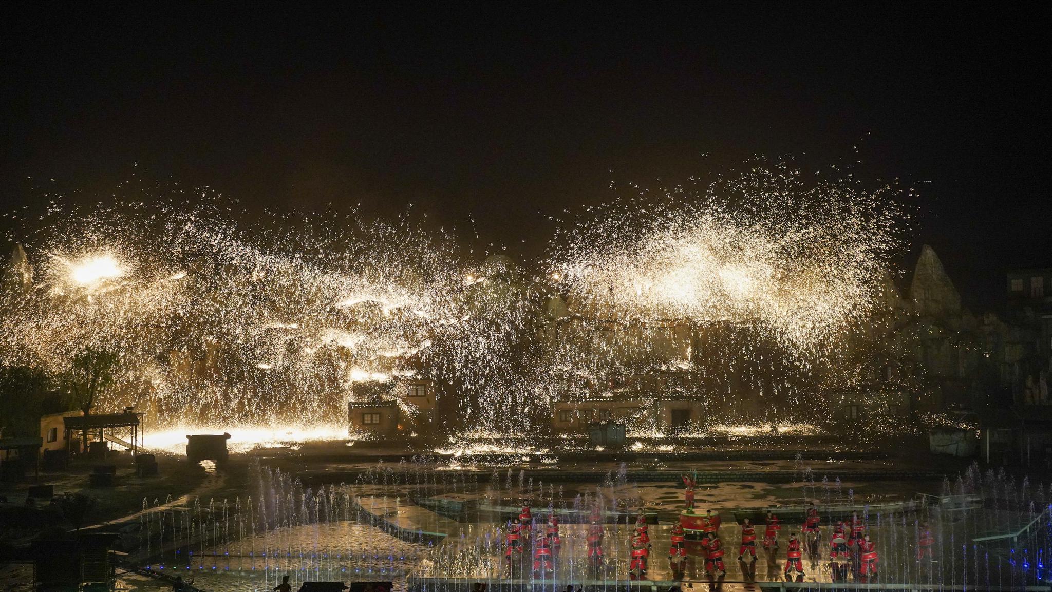 超燃！一睹湖南人的千年铁魂，长沙这个镇每晚都有打铁花表演|铁花|道林|古镇_新浪新闻