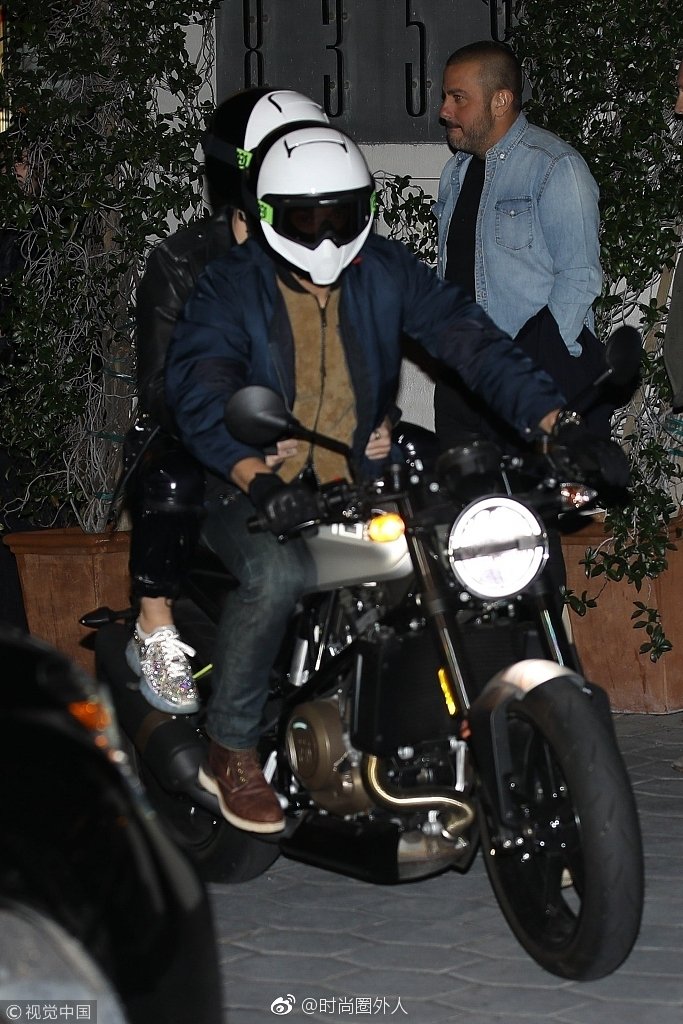 水果姐凯蒂·佩里（Katy Perry）与奥兰多·布鲁姆（Orlando Bloom）骑