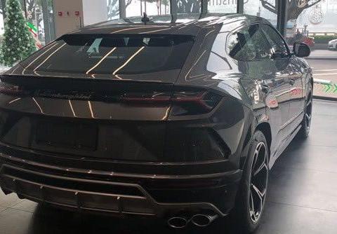 昆凌送周杰伦兰博基尼SUV，网友：拿着周杰伦的钱买车送周杰伦