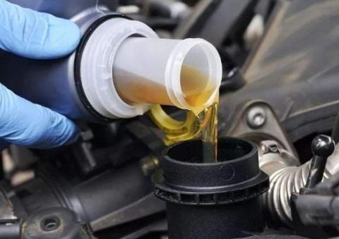 车子跑完6万公里，这3件事别再拖，火花塞却不一定要换