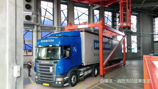 斯坦尼亚大卡车被吊起来了，保证你们没见过