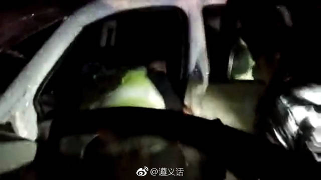 遵义一小车冲出公路撞上石墙！两人被困