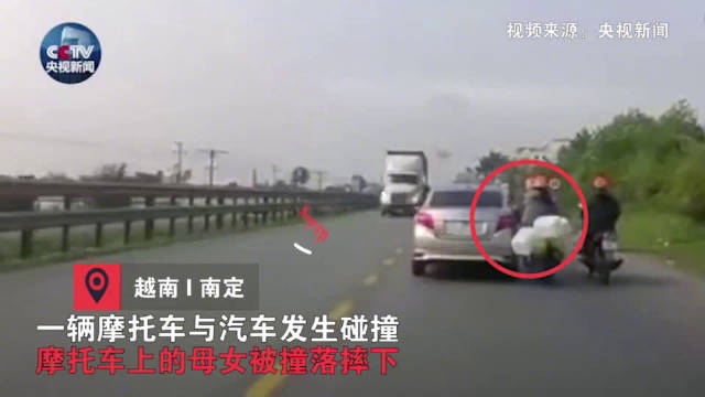 母女乘摩托被撞险卷入车底 生死间母亲神反应一把拽回孩子
