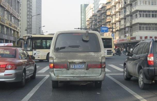 汽车保养小妙招：生活用品秒变保养用品，让爱车玻璃天天通透如新