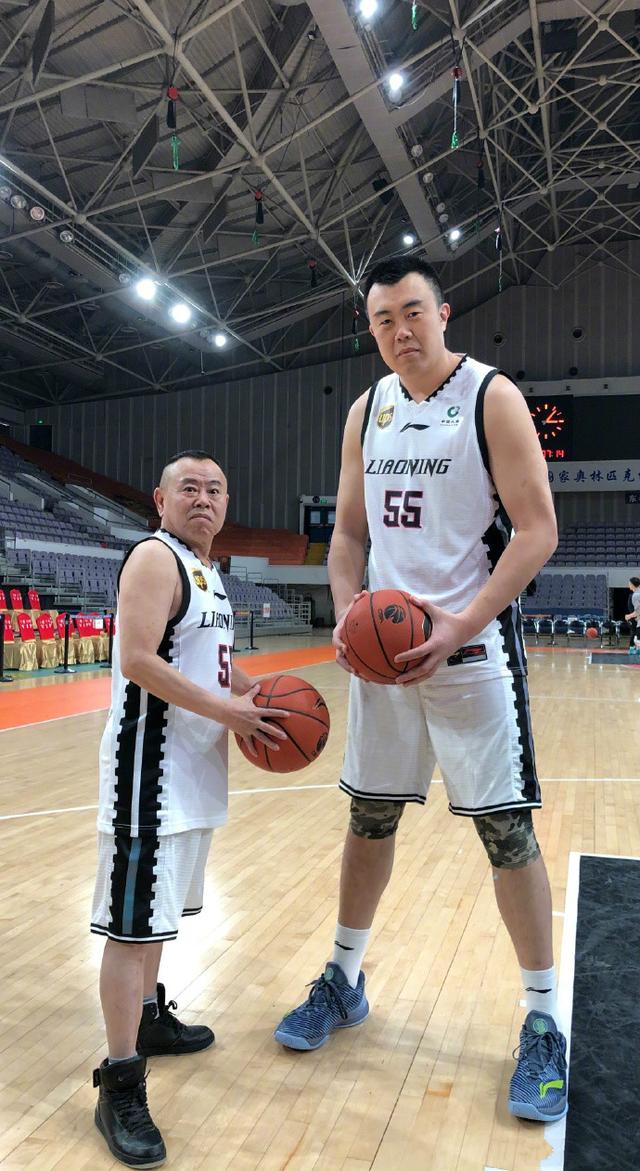 潘长江与篮球队员合照,画面精彩像p图,网友:幼儿园现役中锋!