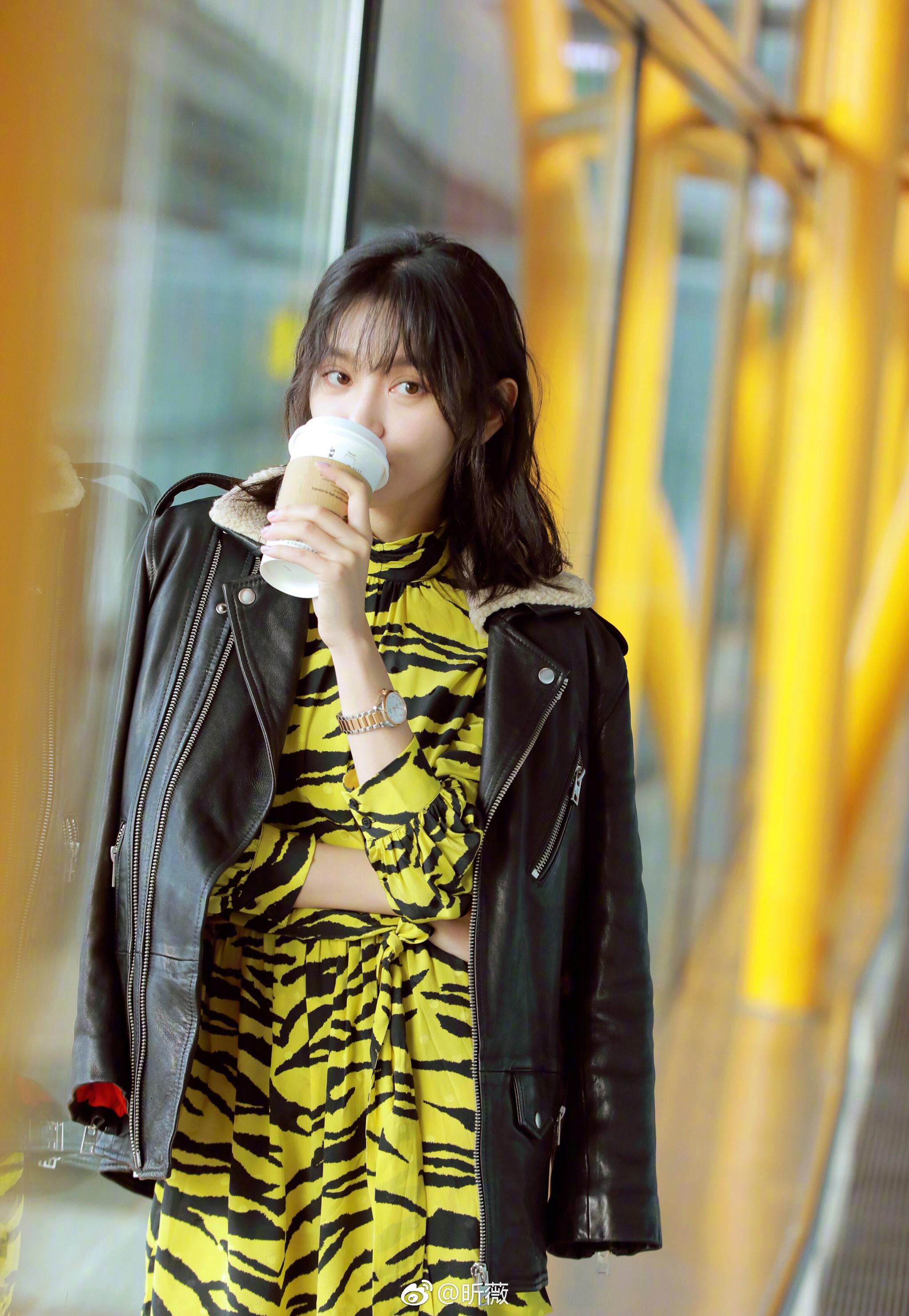 北京机场出发前往。黑色皮衣外套简单随性