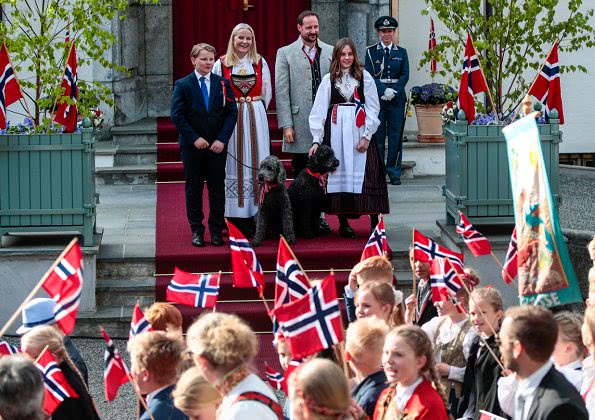 挪威王室看国庆日游行,15岁公主穿民族服装美
