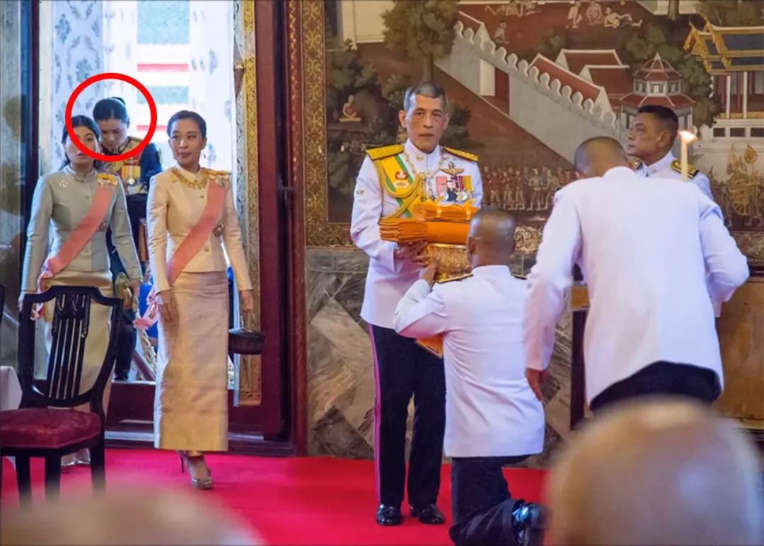 泰国王室礼仪刷新高度,侍卫跪着跟汽车走,一群人还给国王推汽车