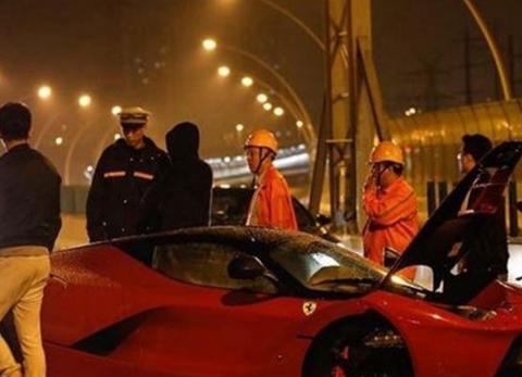 进入秦奋的车库，他又买新车了，这辆奔驰是他名下最便宜的车