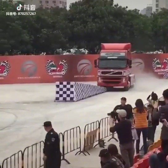 有模拟器你也学不会，看卡车老司机花式车技秀