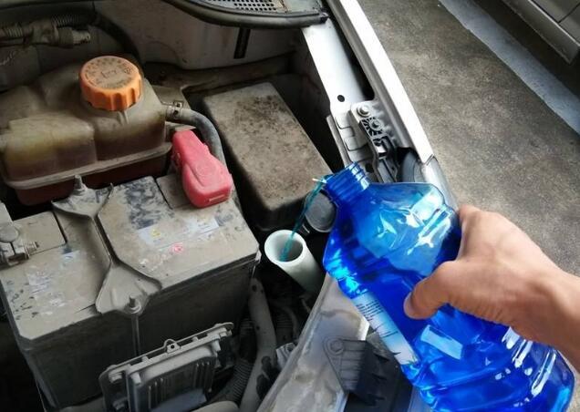 玻璃水用完了可以自己添加吗？听老司机说完，车主：差点亏大了