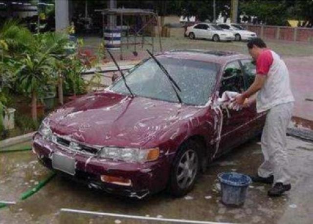 自己洗车：牢记“两擦干、一不停”方法，不然车子将要大保养