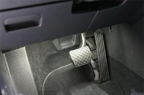 汽车知识：​刹车踏板的行程是要比油门长一些的