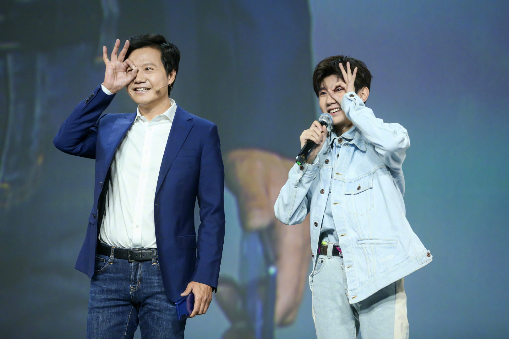 粉丝坐了两小时终于等到王源出场,反应太热情让雷军直呼太厉害了