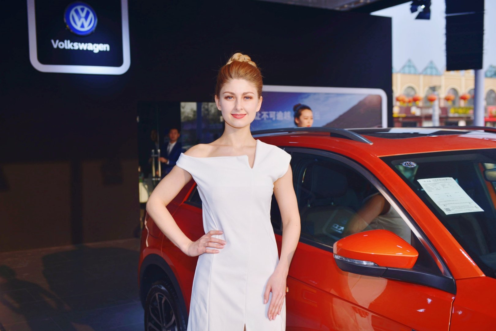 中外靓女模特亮相邢台日报社春季车展