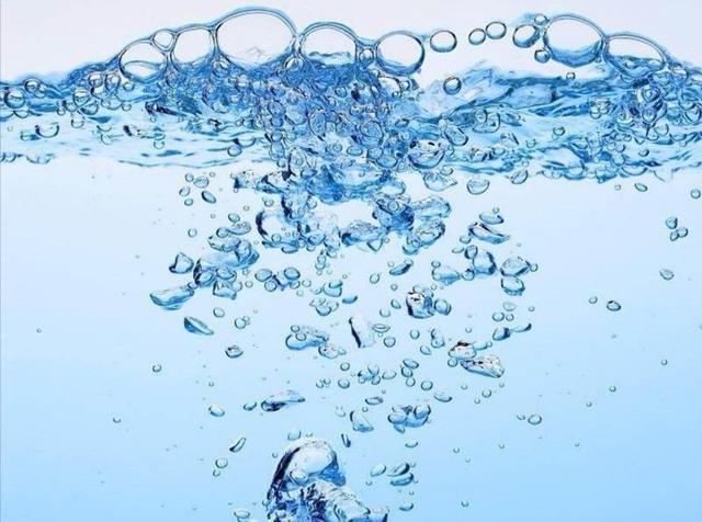 地球表面水的沸点是100℃，月球上是多少？直接沸腾或迅速成冰