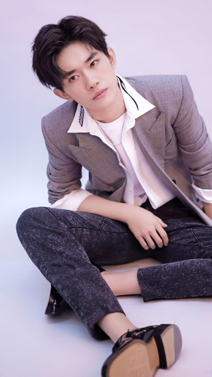 易烊千玺手机桌面壁纸