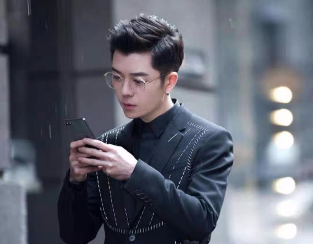 《黄金瞳》热播,王栎鑫张艺兴组CP,王栎鑫“梗王”气质惹人爱