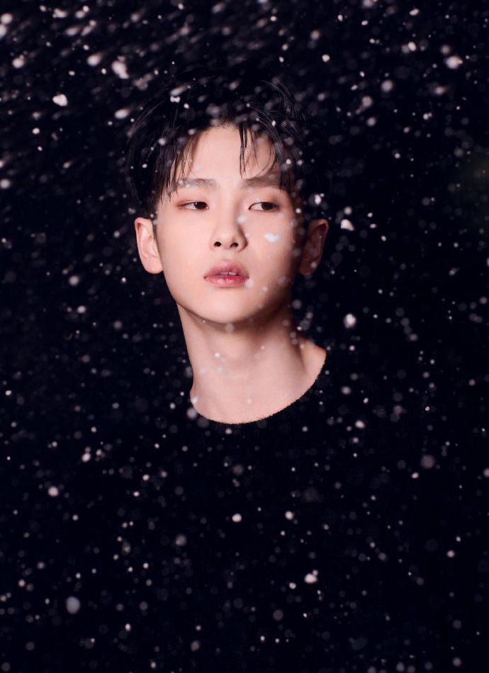 品品周震南这组写真,身穿UNDERCOVER黑色毛衣