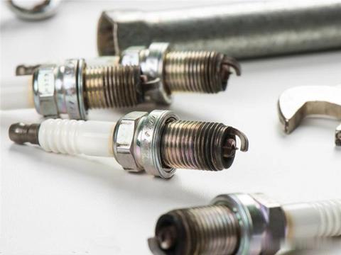 火花塞30000公里换一次是“胡扯”？修车工：记住这个数不伤车！